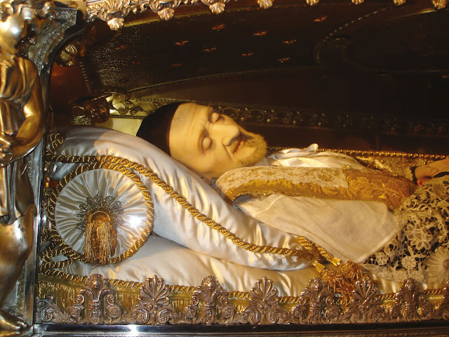  Pour bénéficier d’une vitrine luxueuse et confortable préférez la sainteté aux difformités physiques (cliché FLL/Creative Commons).